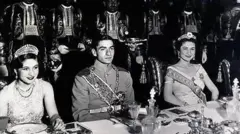 মুহম্মদ রেজা পহলভি, তার পত্নী রাজকুমারী ফৌজিয়া (বাঁয়ৈ) ও মিশরের রাজা ফারুকের পত্নী, রাণী ফরিদা (ডানে)