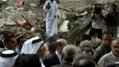 توسط الشيخ حمد بين حزب الله وإسرائيل خلال الحرب التي اندلعت في عام 2006. في هذه الصورة التي التقطت في عام 2006، يتفقد الشيخ منطقة متضررة بجنوب لبنان.