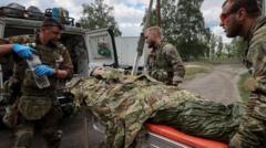 治療を受けるウクライナ兵（ウクライナ北東部ハルキウ州ヴォヴチャンスク近郊）