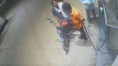 आरोपी राजिता पेट्रोल पंपावर दुचाकीने आली होती आणि तिने प्लास्टिकच्या कॅनमध्ये पेट्रोल भरून घेतले होते.