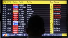 رجل يشاهد شاشة تعرض معلومات الرحلات الجوية في مطار إنديرا غاندي الدولي في نيودلهي، الهند، 2 مارس/آذار 2026.