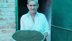 જેણાજી ઠાકોર તેમના અળસિયા ખાતર સાથે