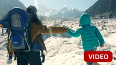 குழந்தையுடன் டிரெக்கிங் செய்யும் தாய்