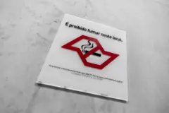 Placa da Lei Antifumo do Estado de São Paulo afixada em parede de mármore