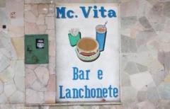 Pintura feita à mão na fachada do Mc. Vita Bar e Lanchonete em Canavieiras, na Bahia