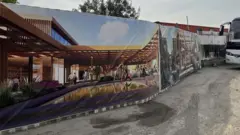 Tapumes cobertos com uma reprodução de como deverá ser o centro turístico Eternal Bukhara