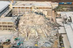 පොළොවට සමතලා වූ බැංකොක් හී මහල් 30කින් යුත් ගොඩනැගිල්ලක සුන්බුන් අතර දිවි ගලවා ගත් අය සොයා යෑමේ දුෂ්කර මෙහෙයුම