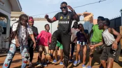 Eddy Kenzo yafashije kwamamara itsinda ryo guceza ry'abana ryitwa Ghetto Kids 