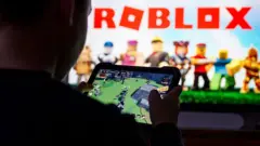 Seorang anak  bermain gim di Roblox.