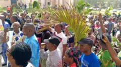 Aworan awọn oṣiṣẹ ileẹkọ gbogboniṣe Rufus Giwa to n fi ẹhonu han