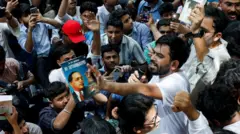 டெல்லியில்  காக்ரோச் ஜனதா கட்சி போராட்டம் ஏன்? இளைஞர்கள் கூறுவது என்ன?