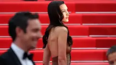 Белла Хадід у сукні від Saint Laurent на Каннському кінофестивалі 2024 року