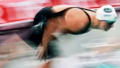 A nadadora americana Katie Ledecky parte para disputar mais uma prova na piscina