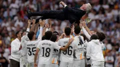 O técnico Carlo Ancelotti do Real Madrid após sua última partida pelo Real Madrid durante a partida da LaLiga EA Sports entre Real Madrid e Real Sociedad no Estádio Santiago Bernabeu em 24 de maio de 2025 em Madri, Espanha