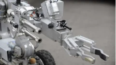 একটি বোমা নিষ্ক্রিয়কারী রোবট তার হাত প্রসারিত করেছে।