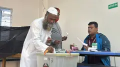 চট্টগ্রামের একটি কেন্দ্রে ব্যালট বাক্সে ব্যালট রাখছেন একজন ভোটার