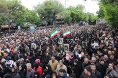 Multitudaria despedida de Raisi.