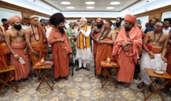 धर्मगुरुओं के साथ नरेंद्र मोदी