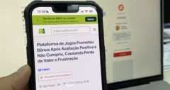 Foto mostra tela de telefone celular com reclamação que diz: "Plataforma de jogos prometeu bônus após avaiação positiva e não cumpriu, causando perda de valor e frustração