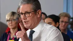 Keir Starmer sağlık çalışanlarını ziyareti sırasında konuşma yaparken