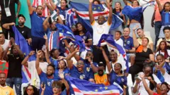 Torcedores de Cabo Verde comemoram nas arquibancadas