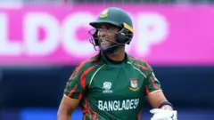 মাহমুদুল্লাহ রিয়াদ অবিশ্বাস ও হতাশায় মাথায় হাত দিয়ে দাঁড়িয়ে ছিলেন কিছুক্ষণ।