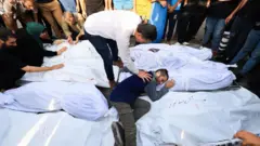 أب يبكي عددا من أفراد أسرته بعد موتهم في قصف إسرائيلي
