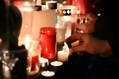 Un homenaje de velas en el sitio del incendio.