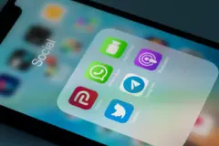 صورة لشاشة وعليها تطبيقات للتواصل الاجتماعي