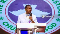Pasítọ̀ Adeboye mú gbohùngbohùn dání níwájú pẹpẹ