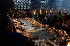 Velas e fiéis na Basílica de Nossa Senhora Aparecida, em Aparecida