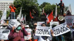 Sejumlah pengunjuk rasa dari berbagai elemen buruh menyuarakan sejumlah aspirasi di antaranya menolak program Tabungan Perumahan Rakyat (Tapera).