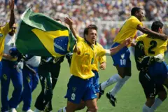 Jogadores do Brasil comemoram o tetracampeonato mundial de futebol nos Estados Unidos