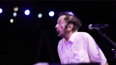 Tom Zé durante ensaio com luzes ao fundo