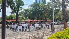 kasus-dugaan-makar-papua-mulai-disidangkan-di-makassar-diwarnai-unjuk-rasa-dan-penjagaan-ketat-polisi