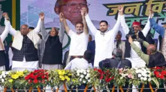 बिहार में विपक्ष की पहली रैली के मंच पर मौजूद नेता