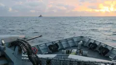 Фотография сделана с корабля HMS Severn в момент, когда он следил за «Стойким» в Ла-Манше