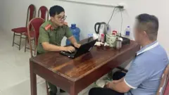 Công an xã Liên Hòa, tỉnh Phú Thọ làm việc với một người bị cáo buộc tương tác với trang mạng xã hội mà họ cho là "phản động"