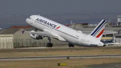 Ifoto igaragaza indege ya Air France itangiye gufata ikirere