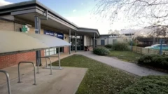 İngiltere’nin Doncaster şehrinde bir aile hekimliği, hastalarına mutlu bir noel dilemek için atacağı mesaj yerine agresif bir akciğer kanseri teşhisi konulduğuna dair bir mesaj gönderdi.