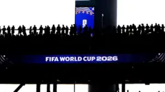 Черный силуэт трибуны на ЧМ по футболу с синим логотипом чемпионата