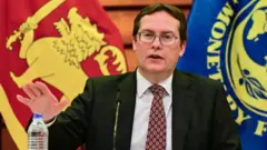 ශ්‍රී ලංකාවේ විස්තීරණ ණය අරමුදල් පහසුකම (EFF) යටතේ තුන්වන සමාලෝචනය අවසන් කිරීම සඳහා ආර්ථික ප්‍රතිපත්ති පිළිබඳ කාර්ය මණ්ඩල මට්ටමේ ගිවිසුමකට එළැඹි බව ජාත්‍යන්තර මූල්‍ය අරමුදල අද (නොවැම්බර් 23 වන දා) අනාවරණය කළේය.