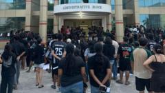 ‘షార్ట్స్ ధరించడం లైంగిక వేధింపులకు ఆహ్వానం పలకడం వంటిదే’నన్న వైస్ చాన్స్‌లర్.. షార్ట్స్‌‌తో విద్యార్థుల నిరసన