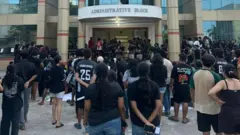 తిరుచ్చి లా యూనివర్సిటీలో విద్యార్థుల ధర్నా 