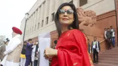 বহিষ্কৃত হওয়ার ঠিক চারদিন আগে পার্লামেন্টের সামনে মহুয়া মৈত্র