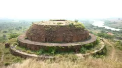 దేశంలో ప్రఖ్యాతిగాంచిన రెండో బౌద్ధ స్తూపం ఇది. 