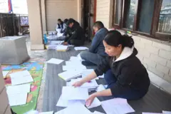 मतदान केन्द्रमा पठाउन दाङको घोराहीस्थित लुम्बिनी प्रदेश निर्वाचन कार्यालयमा अनुसूची फाराम मिलाउँदै कर्मचारी