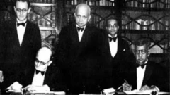 1948 වසරේ නිදහස ලබා දීමට අදාළ ගිවිසුමට අත්සන් තබමින්...