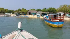 බත්තලංගුණ්ඩුව වයඹ දිග මුහුදු තීරයේ පිහිටි රමණිය දුපතකි . 