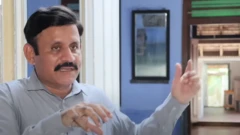 ఇంటిని చూపిస్తున్న వ్యక్తి